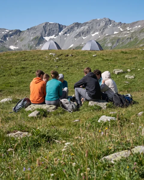 Gemeinsames Camping in den Schweizer Alpen