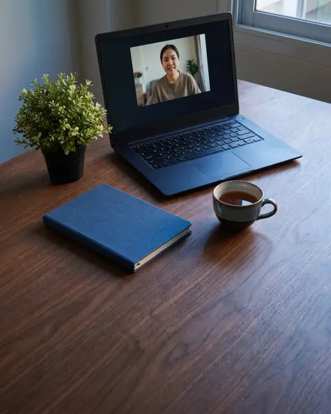 Thai-Unterricht per Videogespräch am Laptop