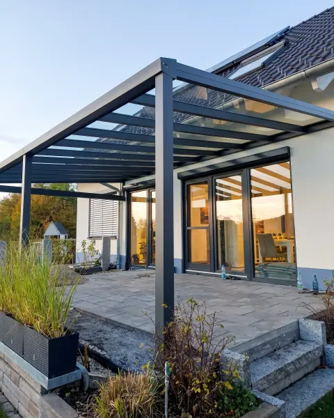 Terrassenüberdachung aus anthrazitfarbenem Aluminium und Glas