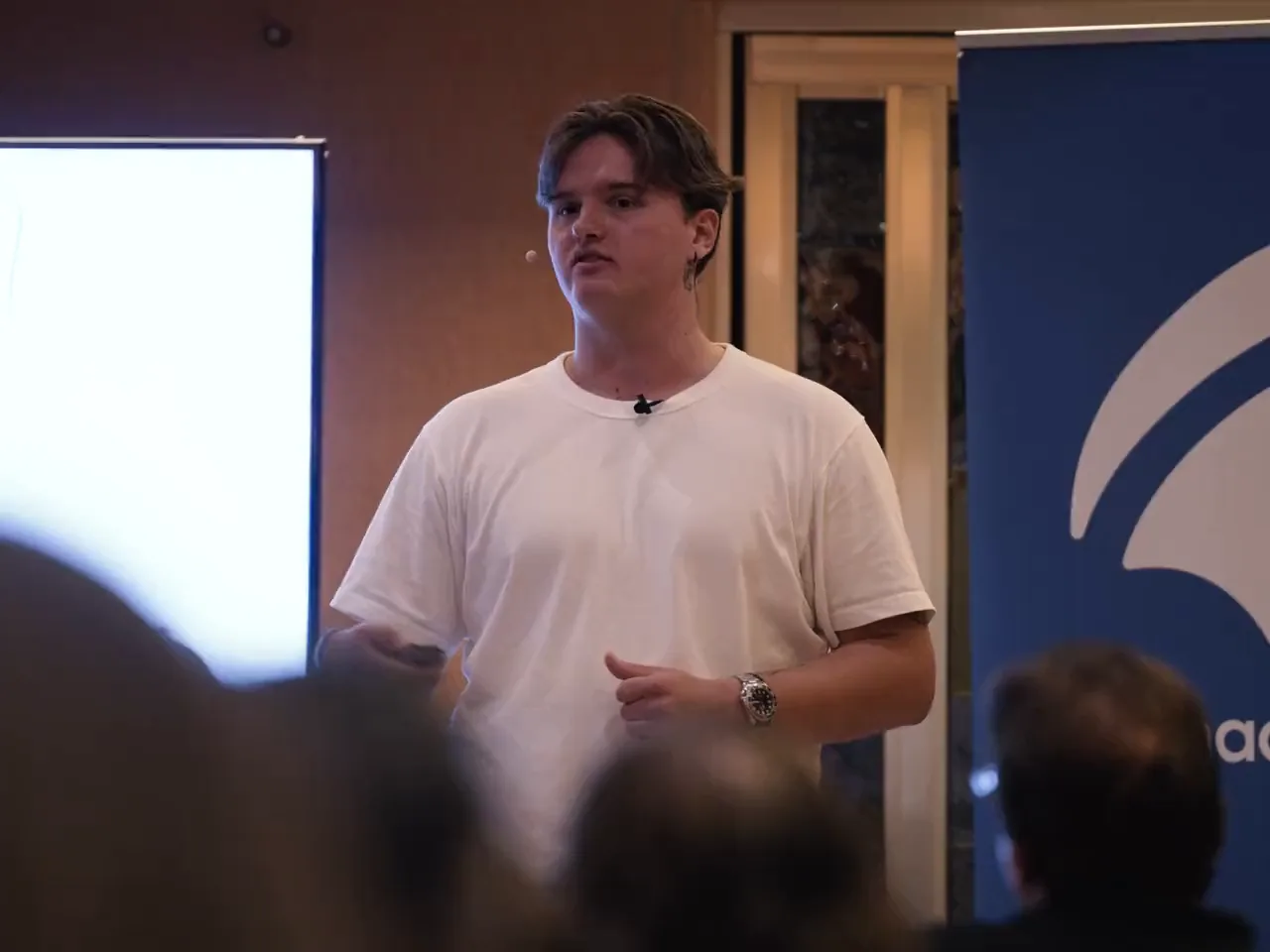 Daniils Visnakovs bei einem Google-Ads-Workshop auf der Bühne
